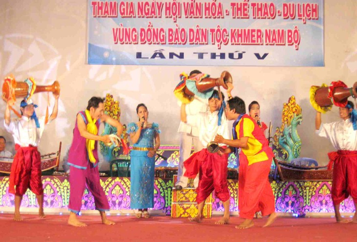 Hari Pesta kebudayaan, olahraga dan pariwisata etnis Khmer tahun 2013 dibuka - ảnh 1